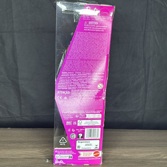 Barbie Fashionistas Ken Fashion Doll #212 with Prosthetic Leg - Picture 3 of 4